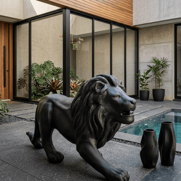 Escultura de Leão andando feito em fibra de vidro e acabamento preto fosco premium
