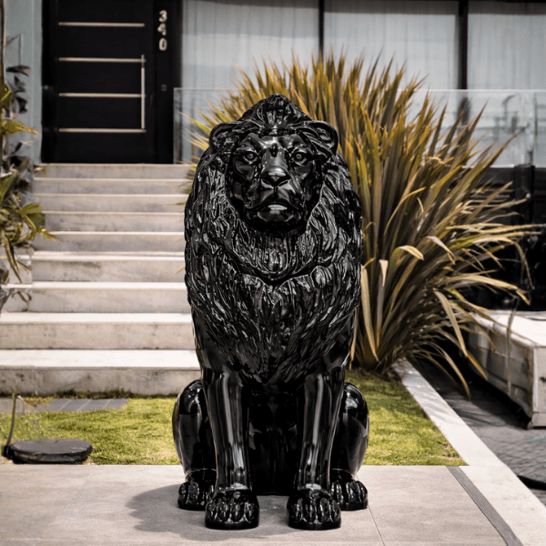 Escultura de Leão feita em fibra de vidro com acabamento premium fosco preto sentado